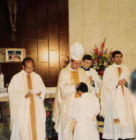 4a_storia__la_ordinazione_del_primo_sacerdote_del_mater_ecclesiae_nel_1992___medium_