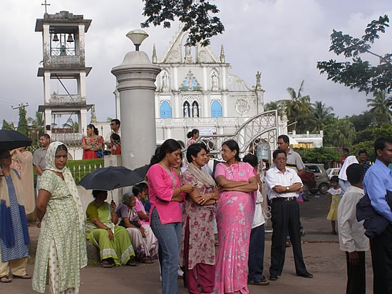 india_-_chirstians_fdefend_their_church_mangalore_foto_asianews