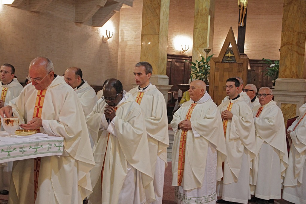 cerimonia-in-cattedrale-con-il-vescovo-pietro-santoro-e-i-sacerdoti-della-marsica-1-1024x682